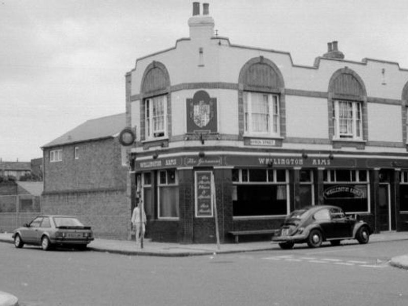 Wellington Arms London E14 taken in 1987.. (Pub, Key). Published on 11-06-2016