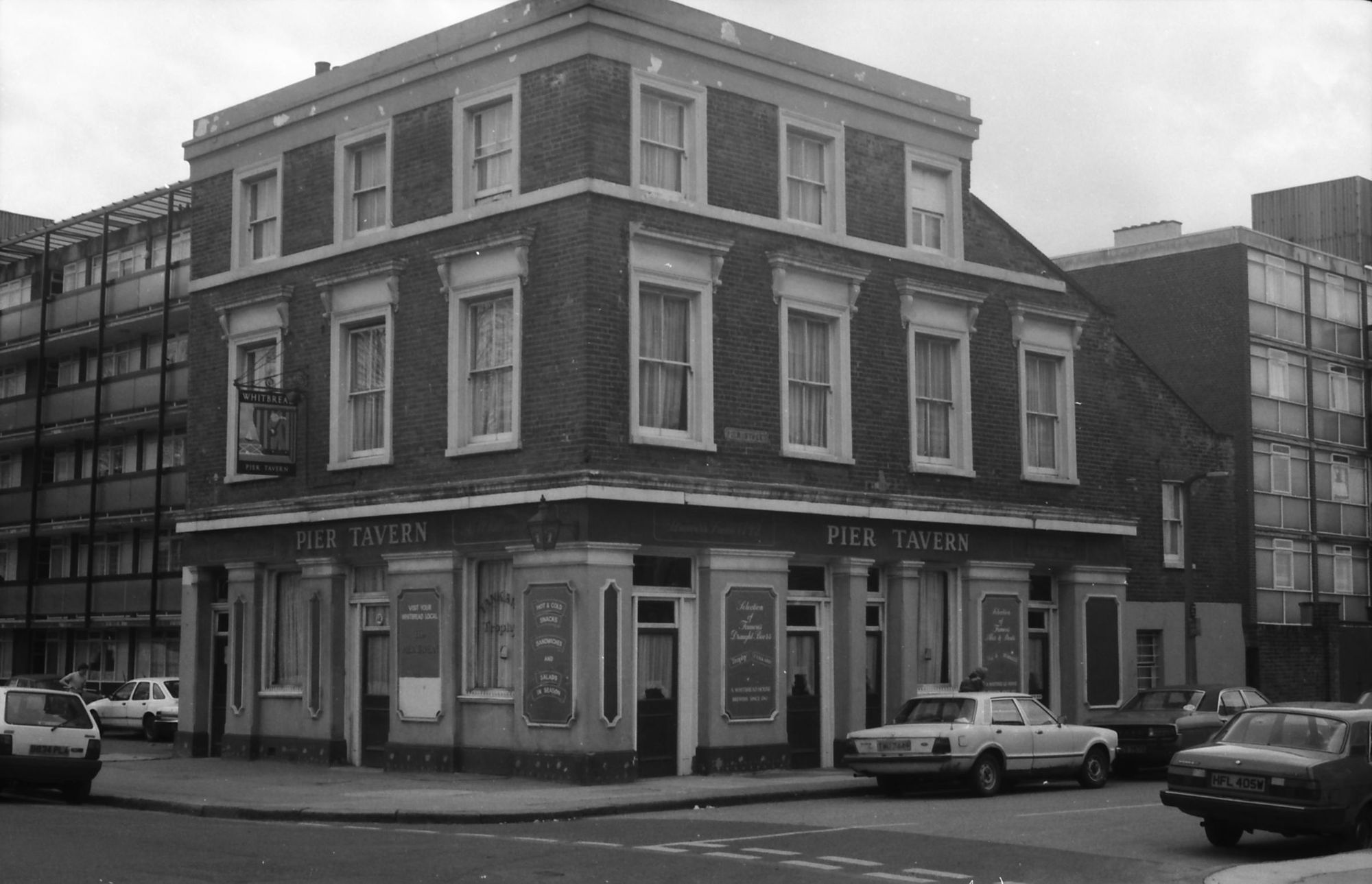 Pier Tavern London E14 taken in 1986.. (Pub, External). Published on 15-11-2018