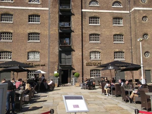 Henrys London E14 taken May 2015. (Pub, External). Published on 08-05-2015