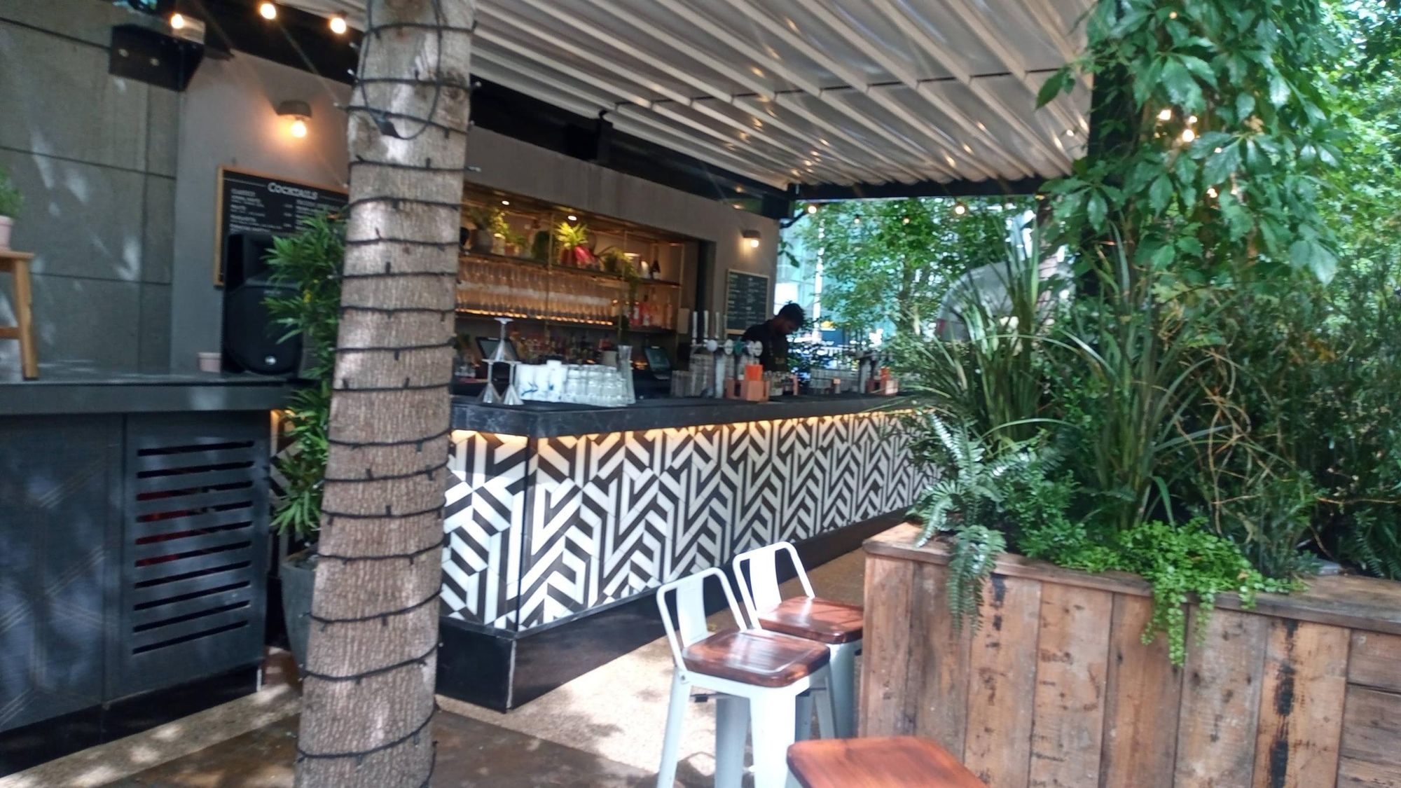 Outside bar. (Bar). Published on 27-06-2025