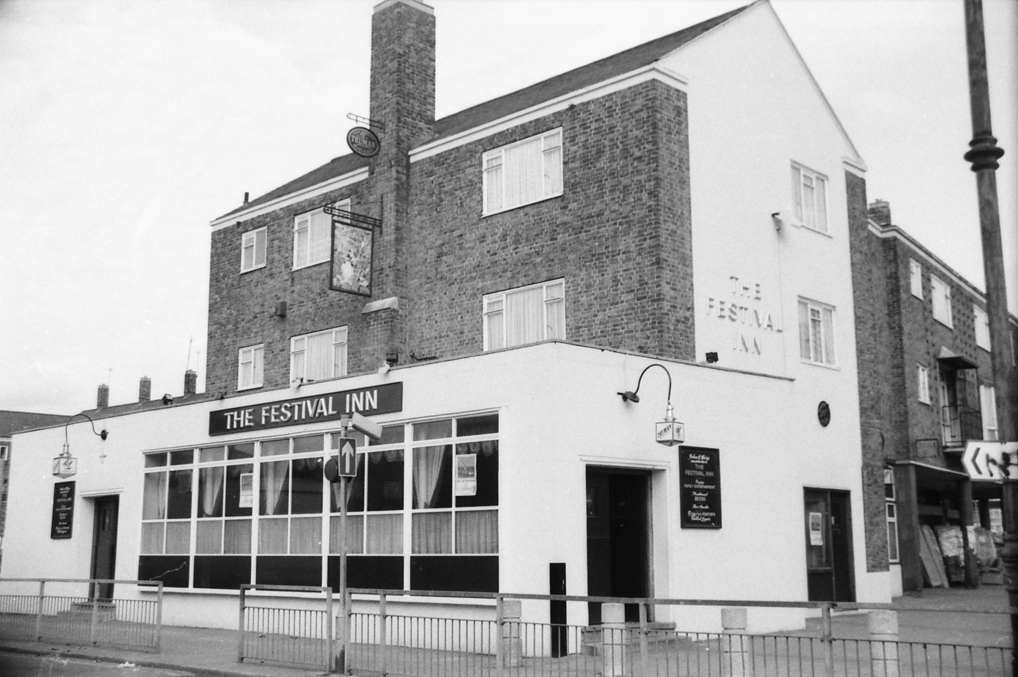 Festival Inn London E14 taken in Feb 1989.. (Pub, External). Published on 15-11-2018
