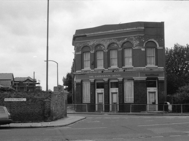 Sabbarton Arms London E14 taken in 1987.. (Pub, External). Published on 15-11-2018