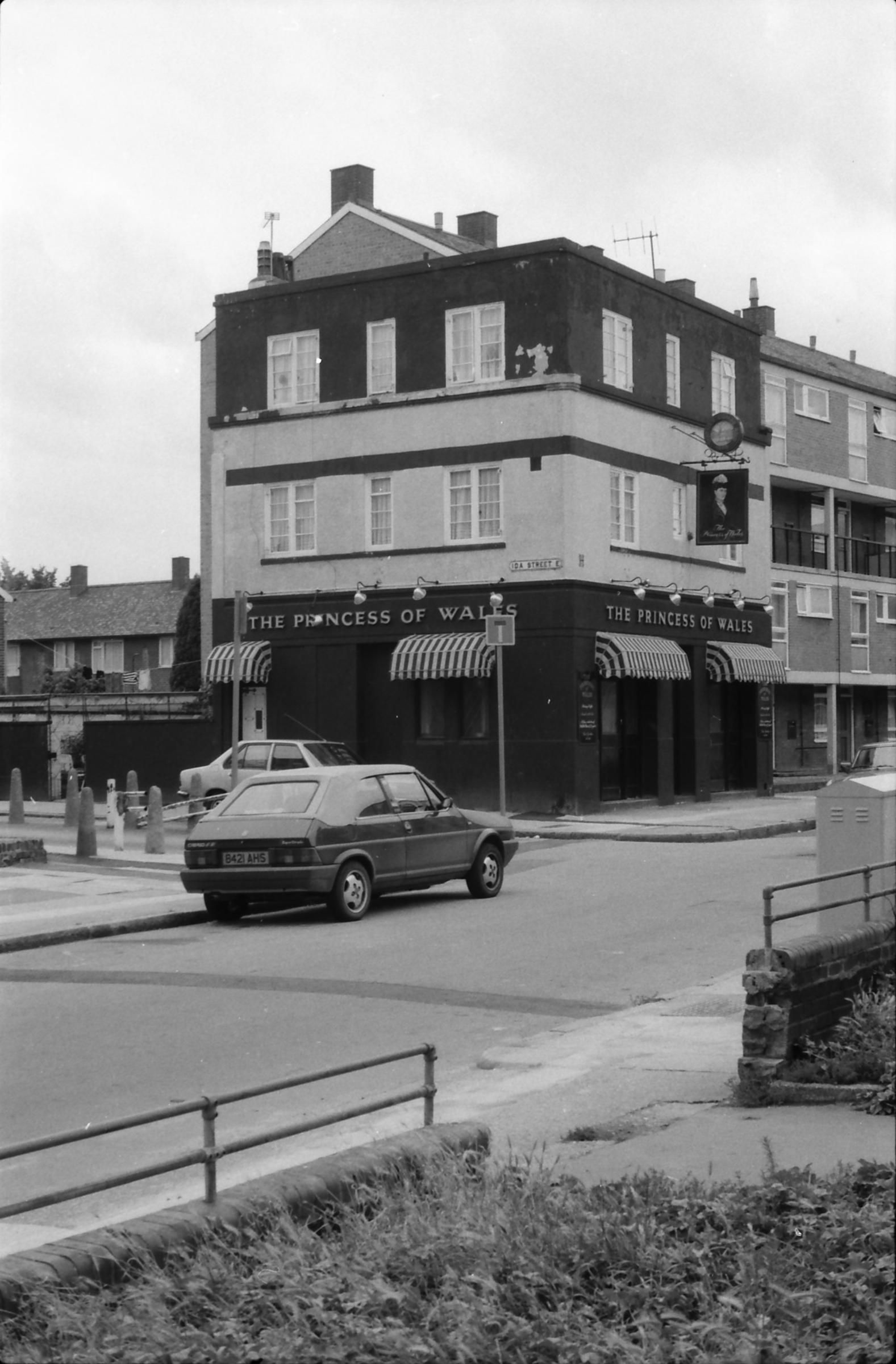 Princess of Wales London E14 taken in 1987.. (Pub, External, Key). Published on 15-11-2018