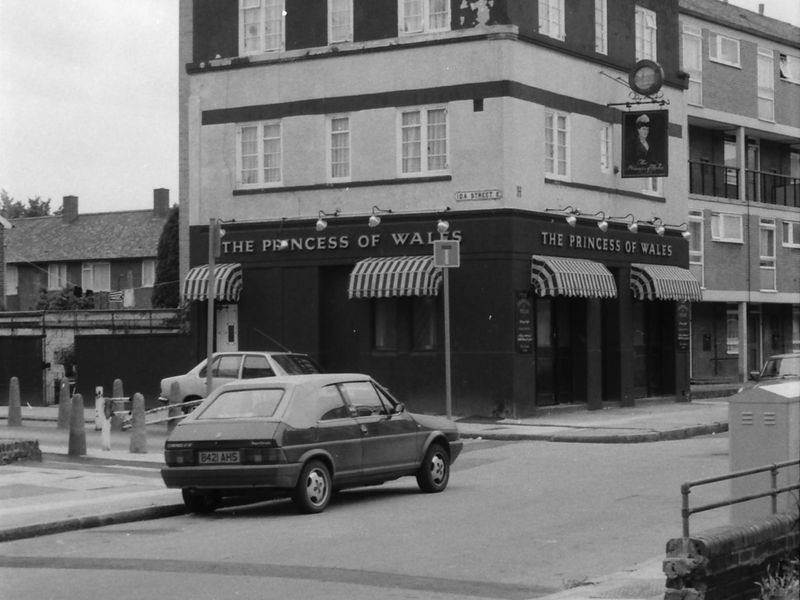 Princess of Wales London E14 taken in 1987.. (Pub, External, Key). Published on 15-11-2018 