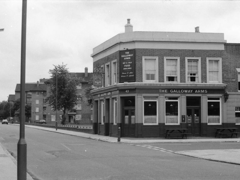 Galloway Arms London E14 taken in 1987. (Pub, External, Key). Published on 15-11-2018