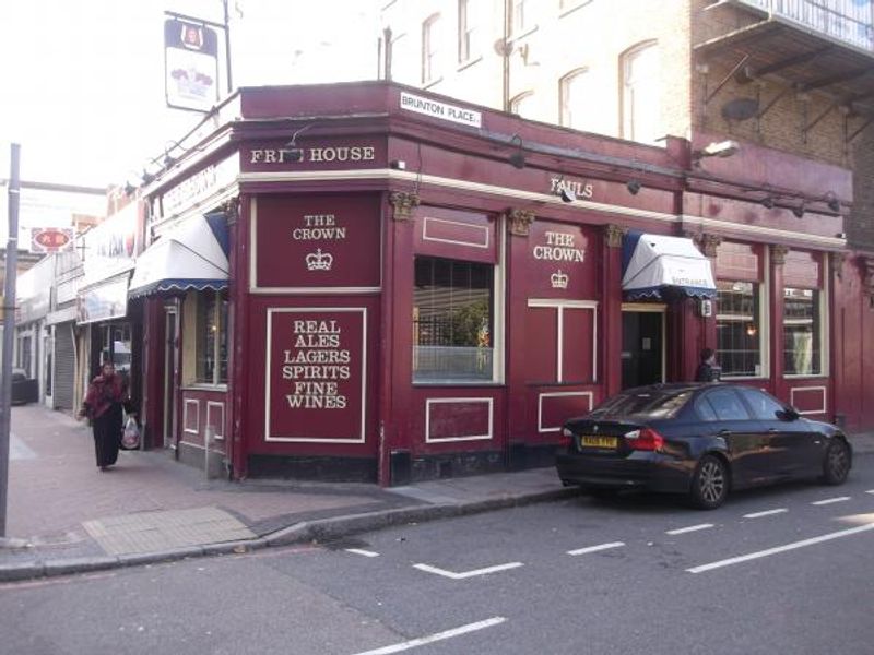 Crown London E14 taken Sept 2013. (Pub, External). Published on 03-12-2013
