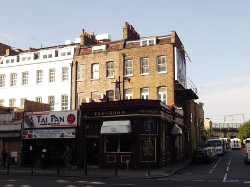 Crown London E14 taken Sept 2013. (Pub, External). Published on 03-12-2013