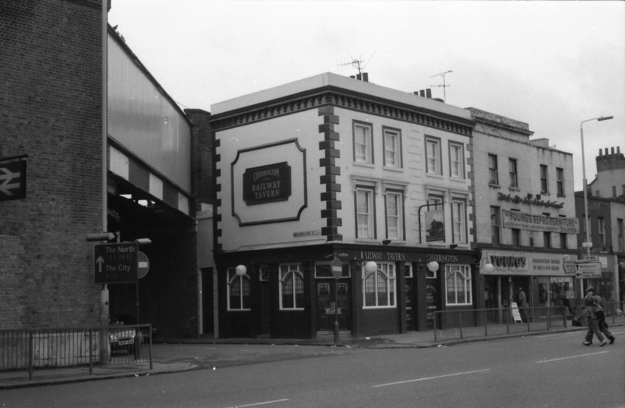 Railway Tavern Commercial Road London E14 taken 19 Feb 1989.. (Pub, External). Published on 15-11-2018
