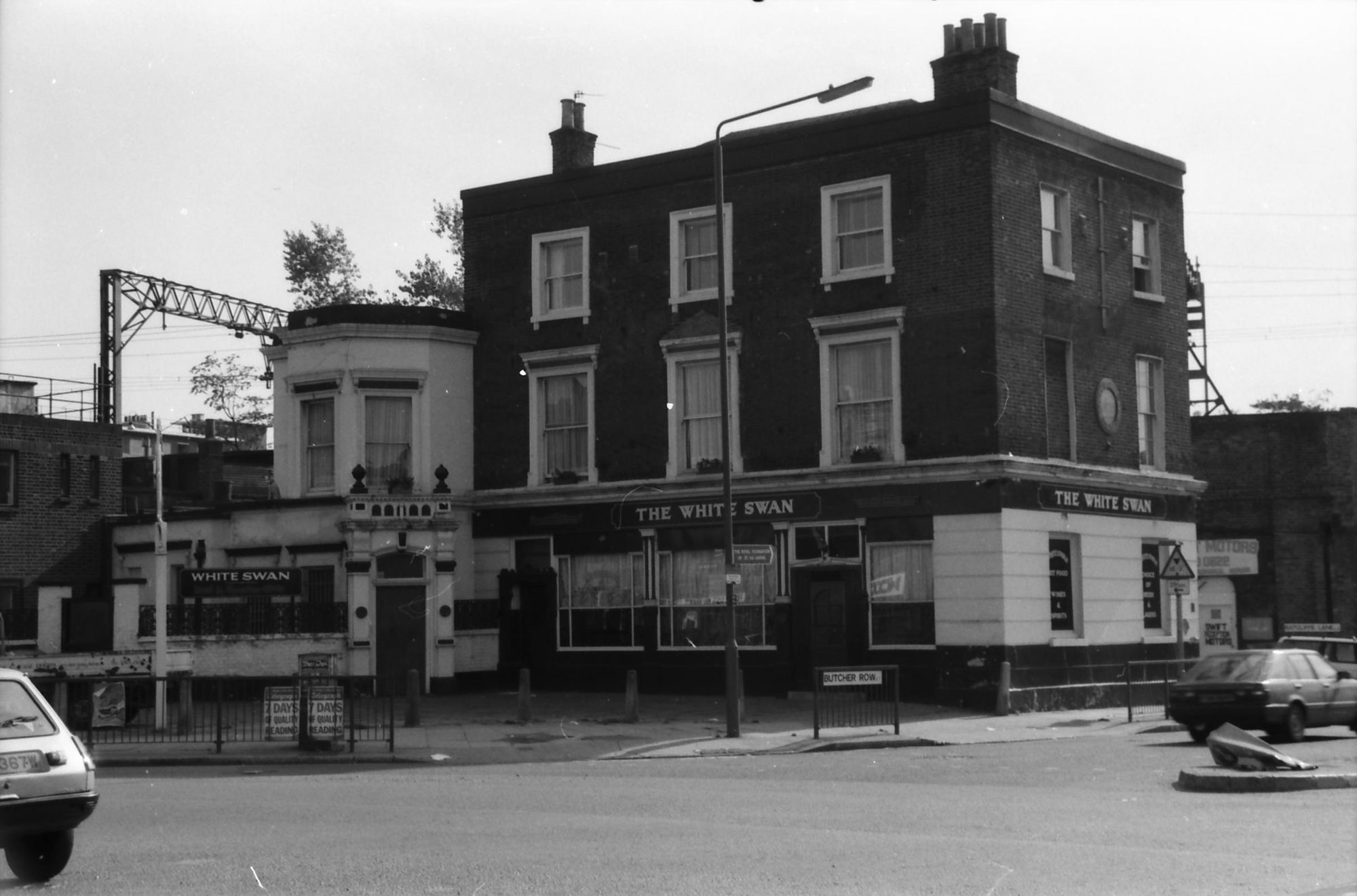 White Swan Commercial Rd London E14 taken in 1988.. (Pub, External). Published on 15-11-2018