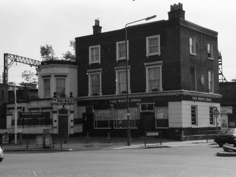 White Swan Commercial Rd London E14 taken in 1988.. (Pub, External). Published on 15-11-2018