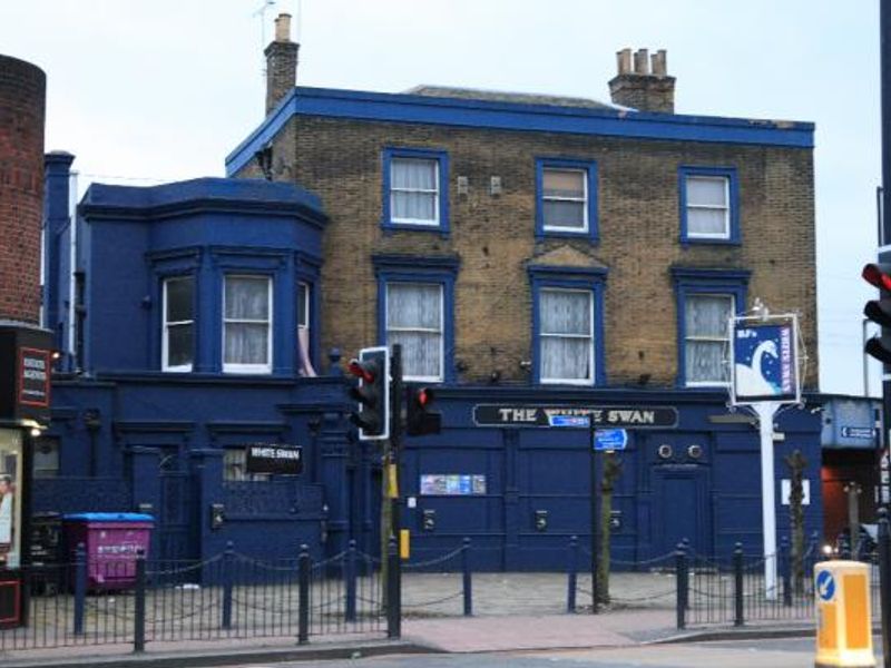 White Swan commercial Road London E14. (Pub, External). Published on 08-11-2013
