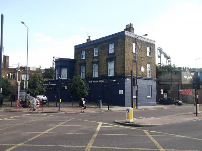 White Swan Commercial Road London E14 taken Sept 2013. (Pub, External). Published on 03-12-2013