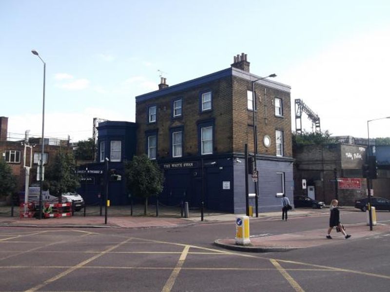 White Swan Commercial Road London E14 taken Sept 2013. (Pub, External). Published on 03-12-2013