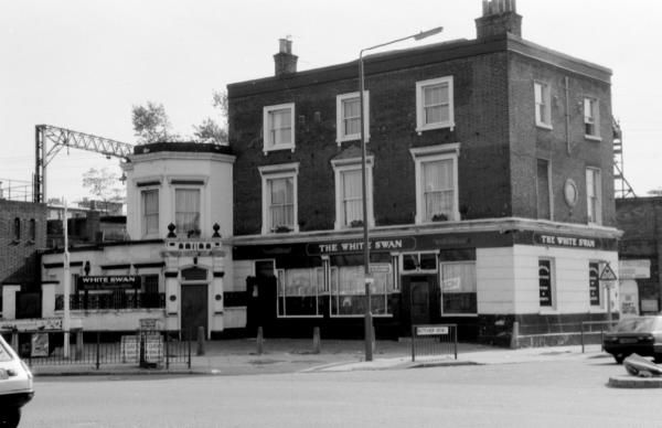 White Swan Commercial Rd London E14 taken in 1988.. (Pub). Published on 11-06-2016