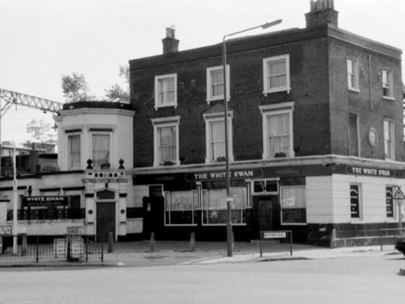 White Swan Commercial Rd London E14 taken in 1988.. (Pub). Published on 11-06-2016