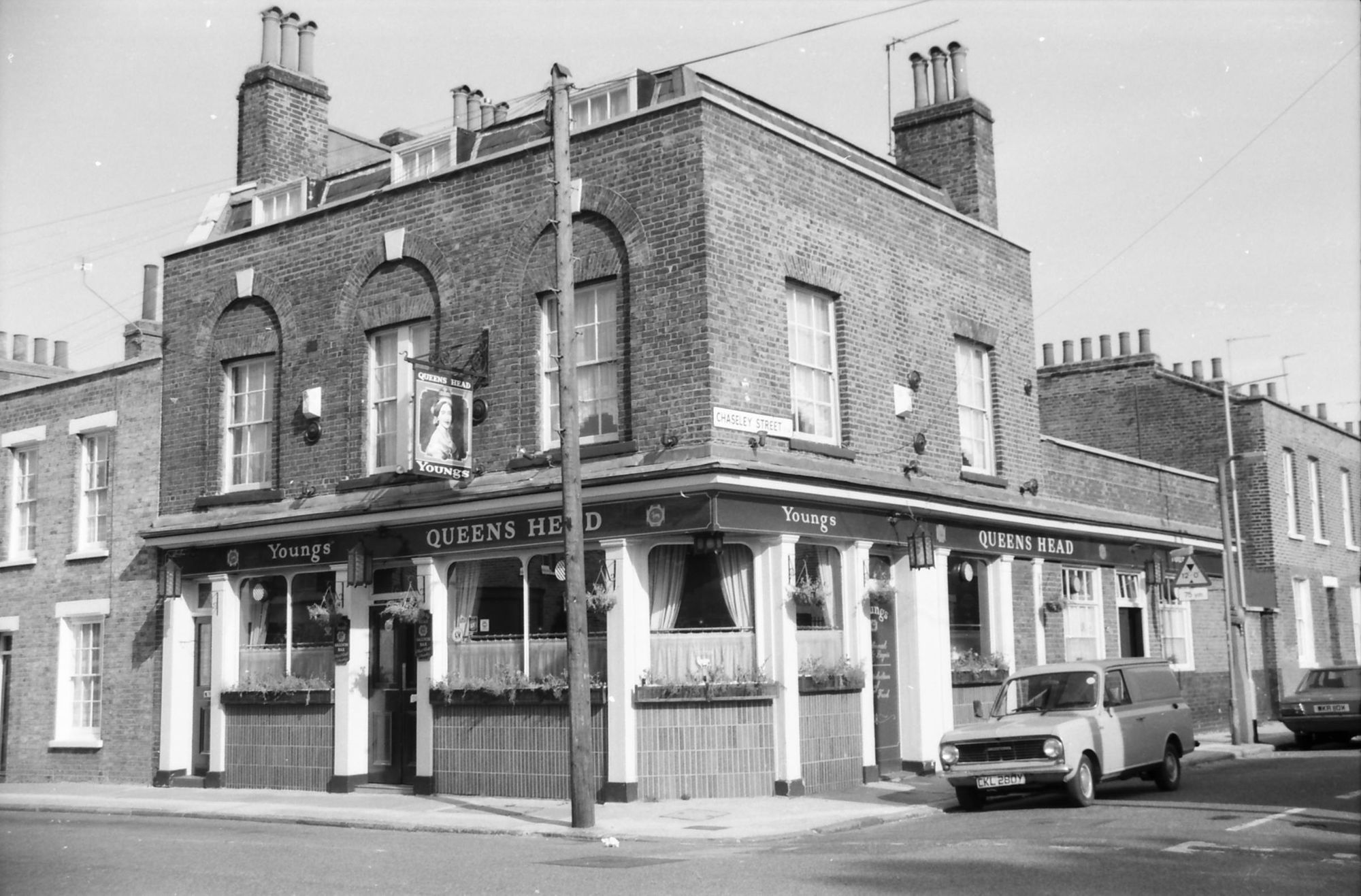 Queens Head Flamborough St London E14 taken in 1988.. (Pub, External). Published on 15-11-2018