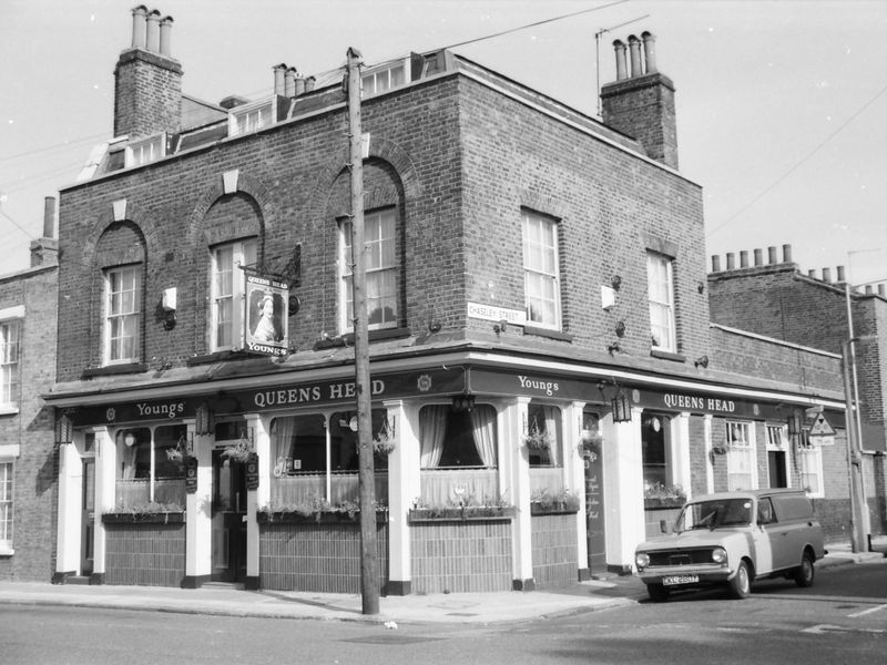 Queens Head Flamborough St London E14 taken in 1988.. (Pub, External). Published on 15-11-2018