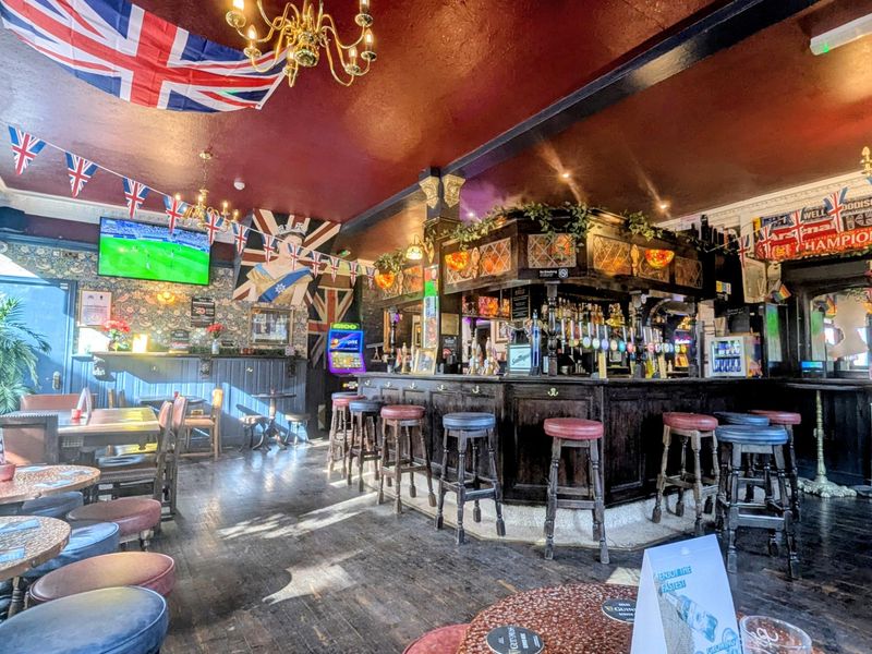 Queens Head London E14-20250820. (Pub, Bar). Published on 23-12-2025 