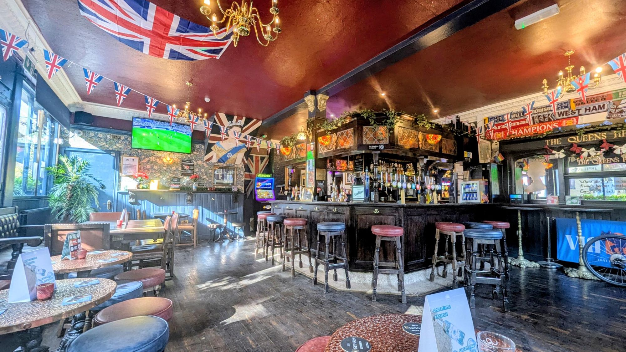 Queens Head London E14-20250820. (Pub, Bar). Published on 23-12-2025