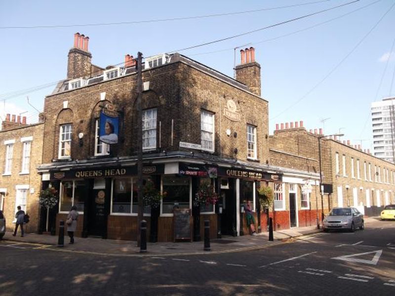 Queens Head London E14 taken Sept 2013. (Pub, External). Published on 03-12-2013