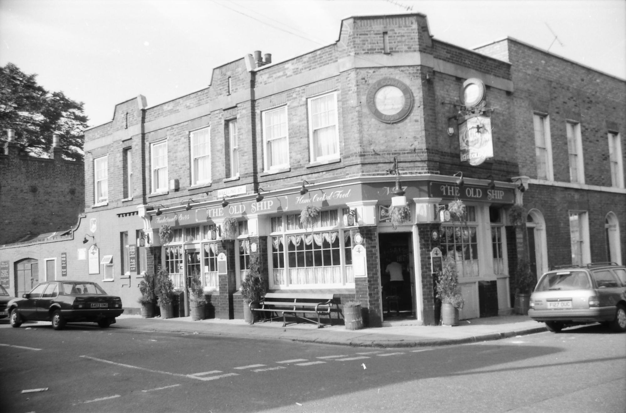 Old Ship London E14 taken 1 Oct 1988.. (Pub, External). Published on 15-11-2018