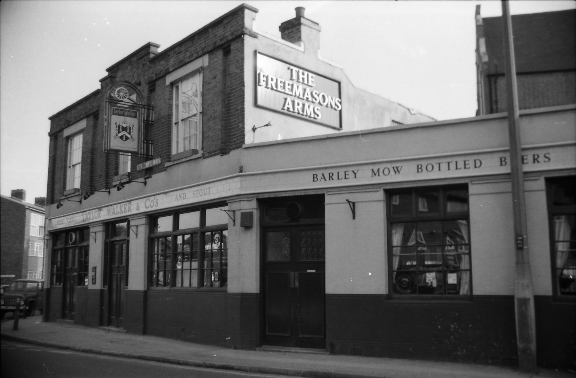 Freemasons Arms London E14 taken 1 Oct 1988.. (Pub, External). Published on 15-11-2018