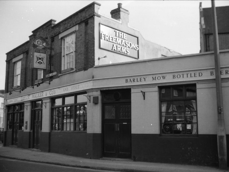 Freemasons Arms London E14 taken 1 Oct 1988.. (Pub, External). Published on 15-11-2018