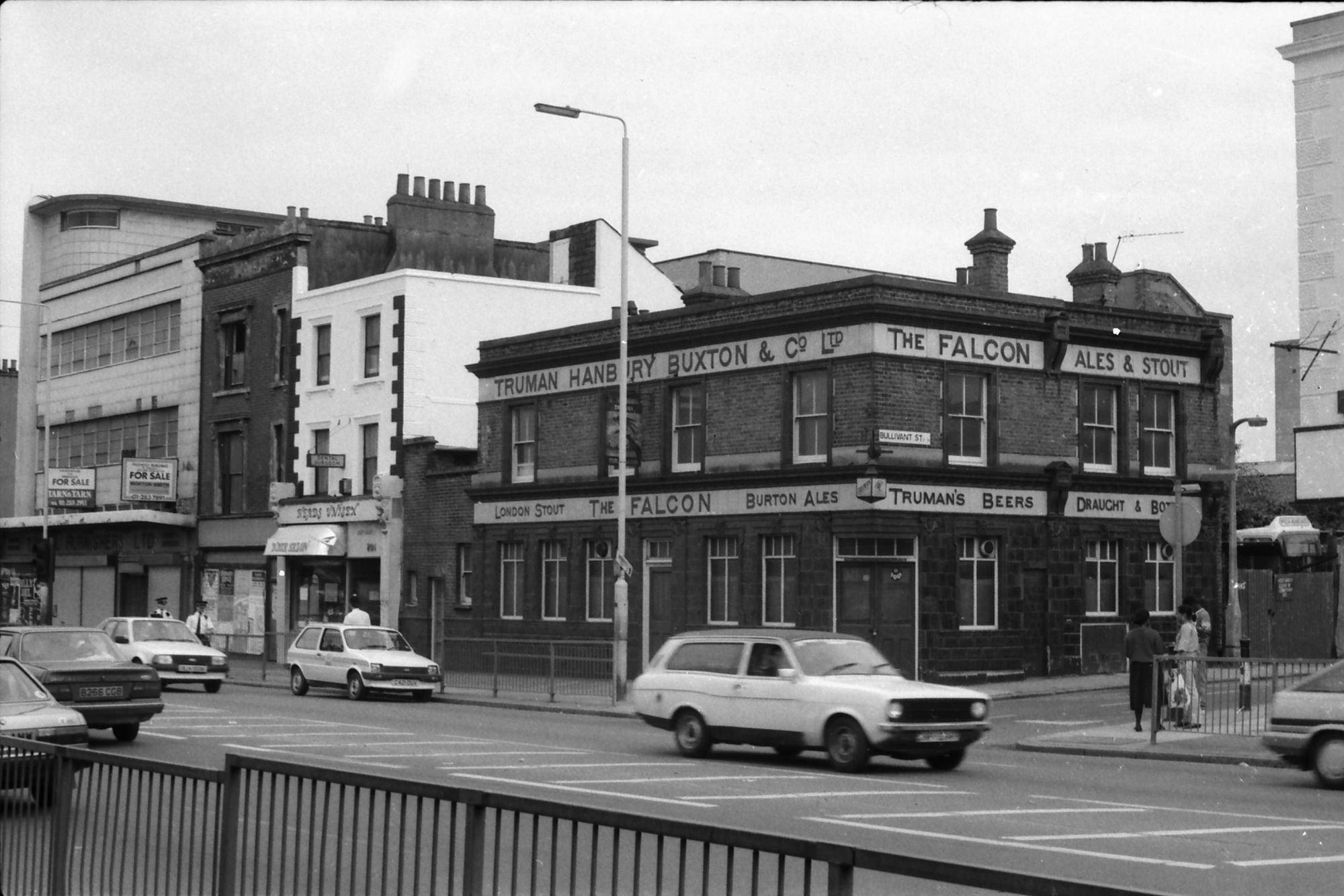 Falcon London E14 taken in 1987.. (Pub, External). Published on 15-11-2018