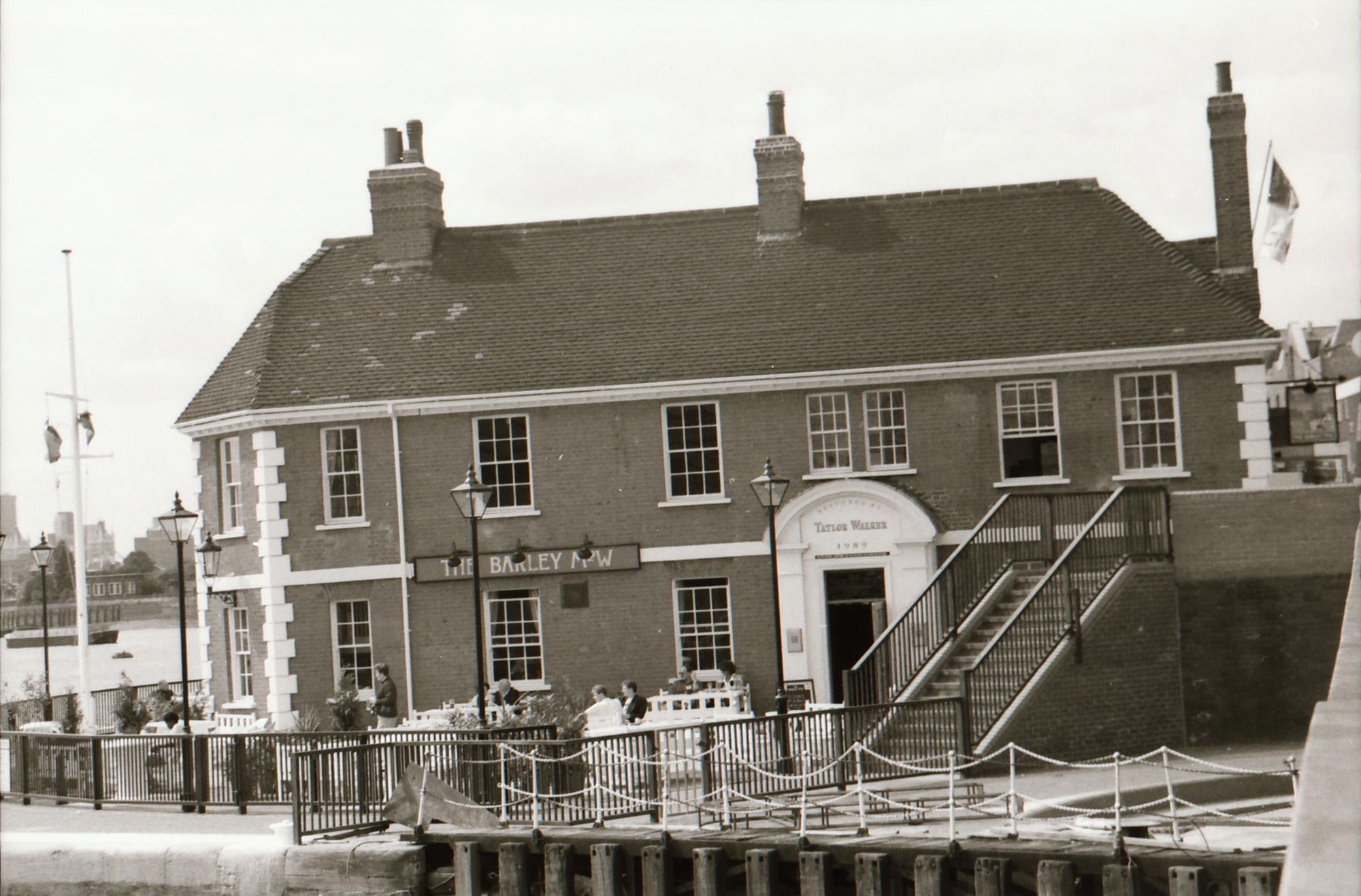 Barley Mow London E14 taken in Aug 1989.. (Pub, External). Published on 15-11-2018