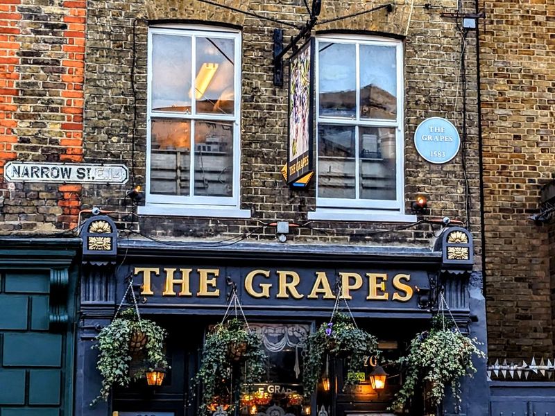 Grapes London E14 20241126. (Pub, External, Key). Published on 30-12-2024