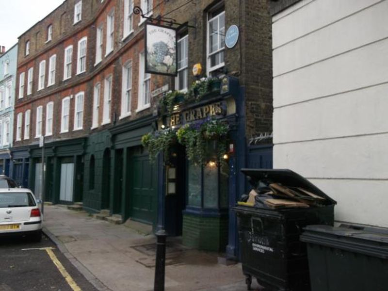 Grapes London E14 taken Nov 2013. (Pub, External). Published on 03-12-2013