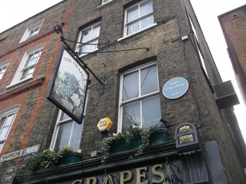 Grapes London E14 taken Jan 2014. (Pub, External). Published on 23-01-2014
