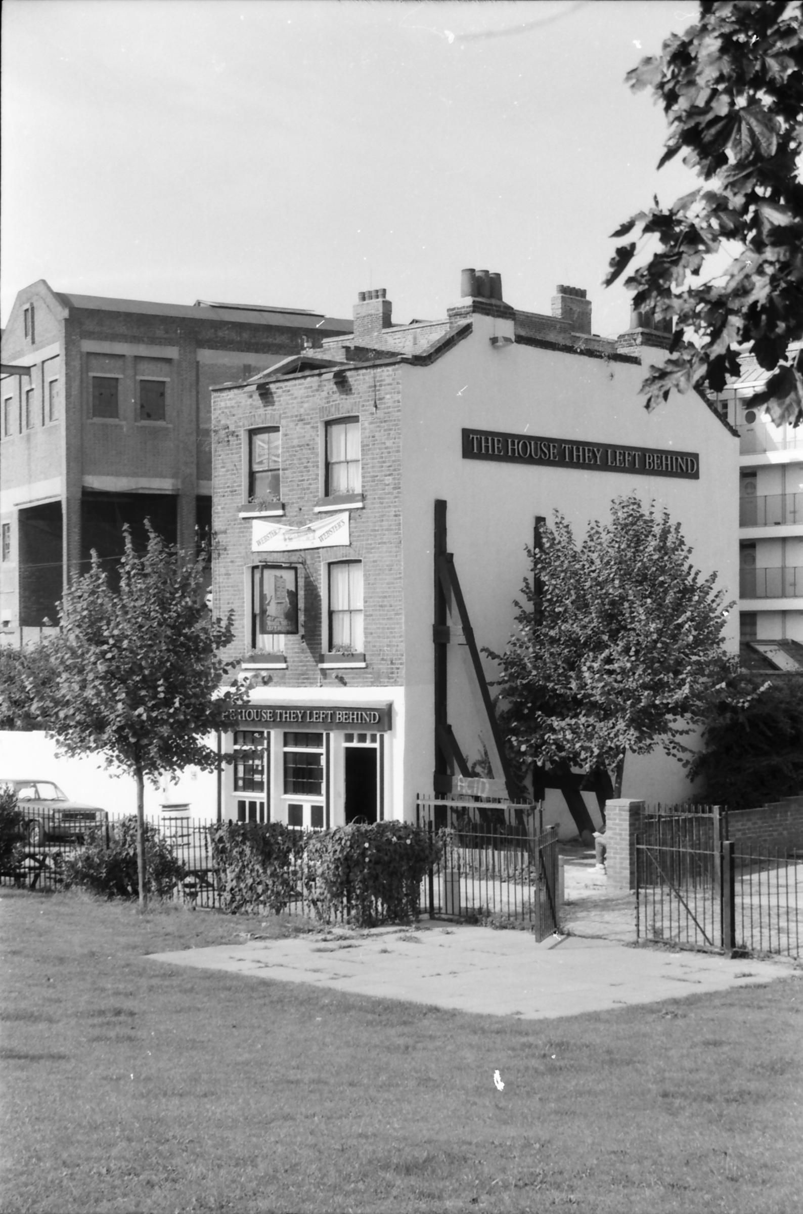 The House they Left Behind London E14 taken 1 Oct 1988.. (Pub, External, Key). Published on 15-11-2018
