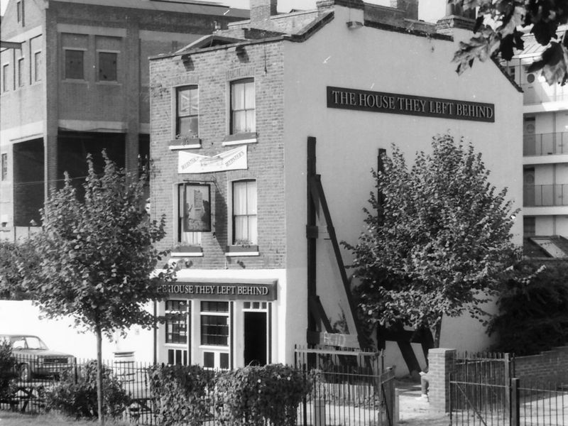 The House they Left Behind London E14 taken 1 Oct 1988.. (Pub, External, Key). Published on 15-11-2018