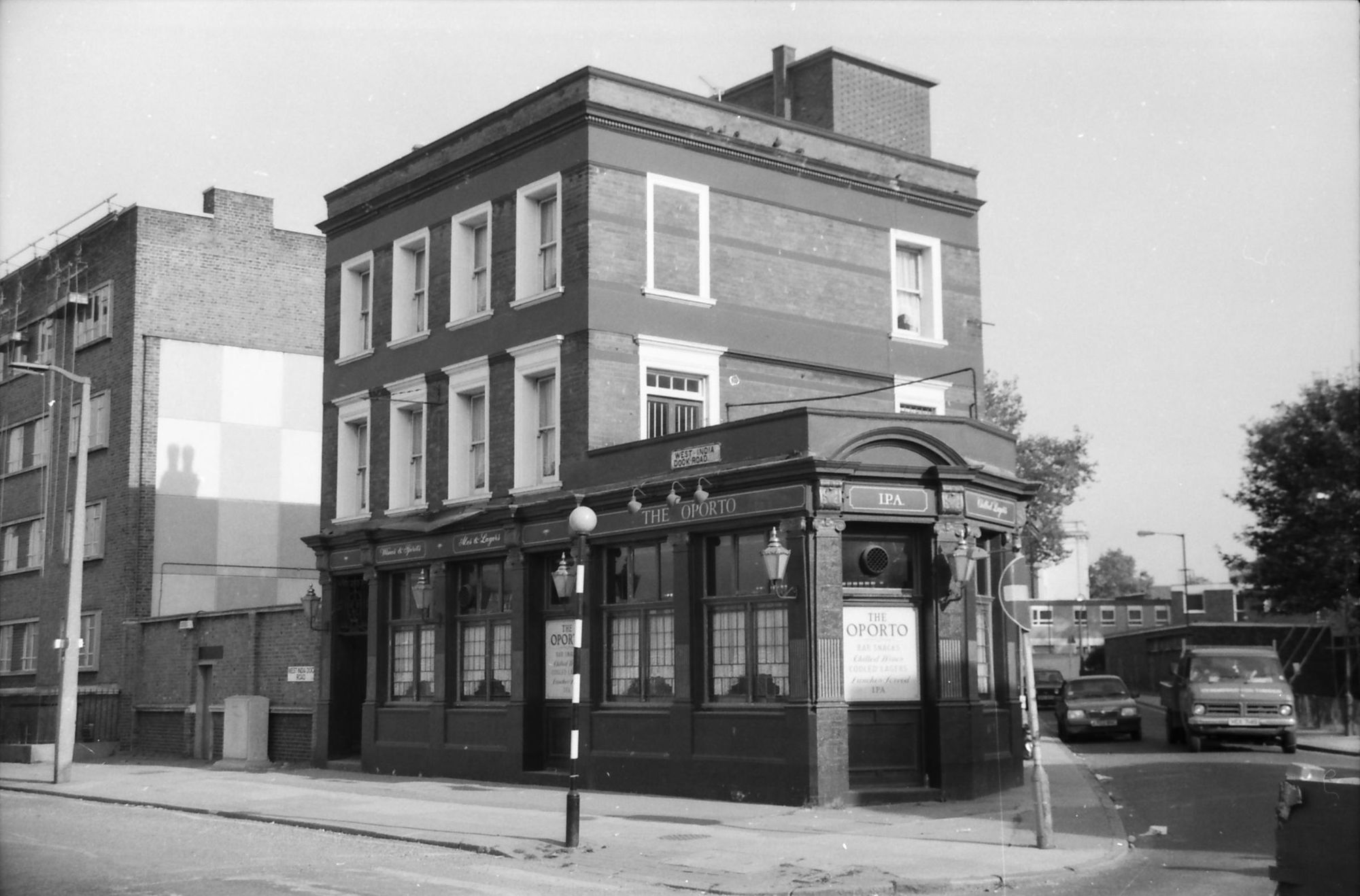 E14-Oporto taken 18 Sept 1988.. (Pub, External). Published on 15-11-2018