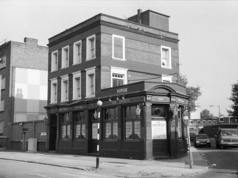 E14-Oporto taken 18 Sept 1988.. (Pub, External). Published on 15-11-2018