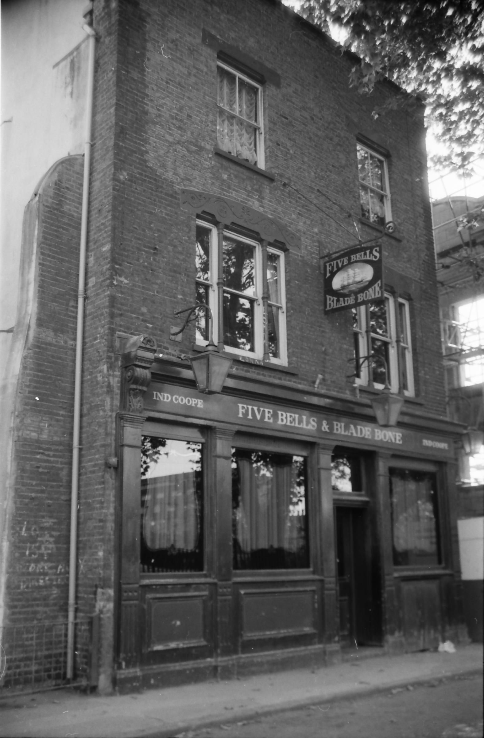 Five Bells & Blade Bone London E14 taken 1 Oct 1988.. (Pub, External). Published on 15-11-2018