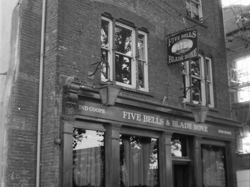 Five Bells & Blade Bone London E14 taken 1 Oct 1988.. (Pub, External). Published on 15-11-2018