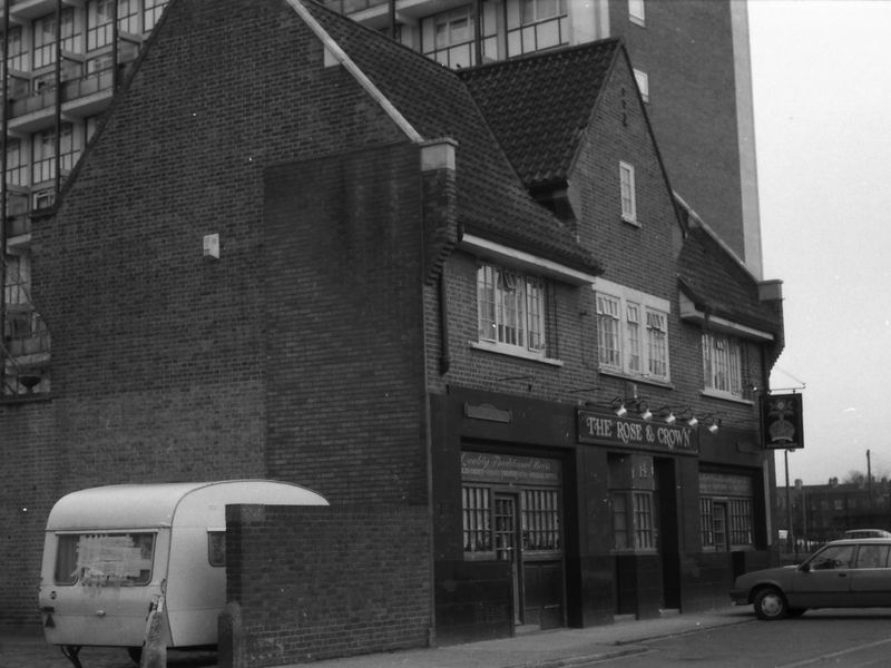 Rose & Crown London E14 taken 19 Feb 1989.. (Pub, External, Key). Published on 15-11-2018