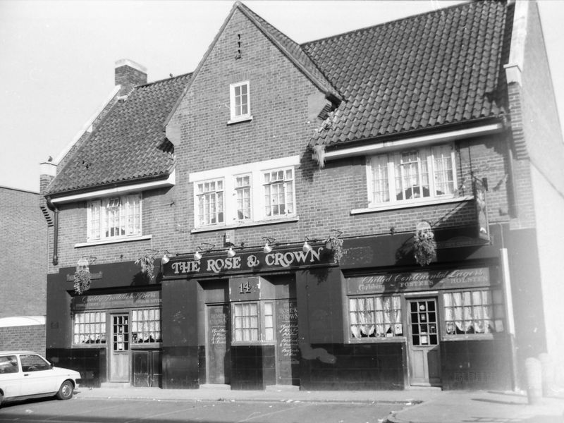 Rose & Crown London E14 taken 18 Sept 1988.. (Pub, External). Published on 15-11-2018
