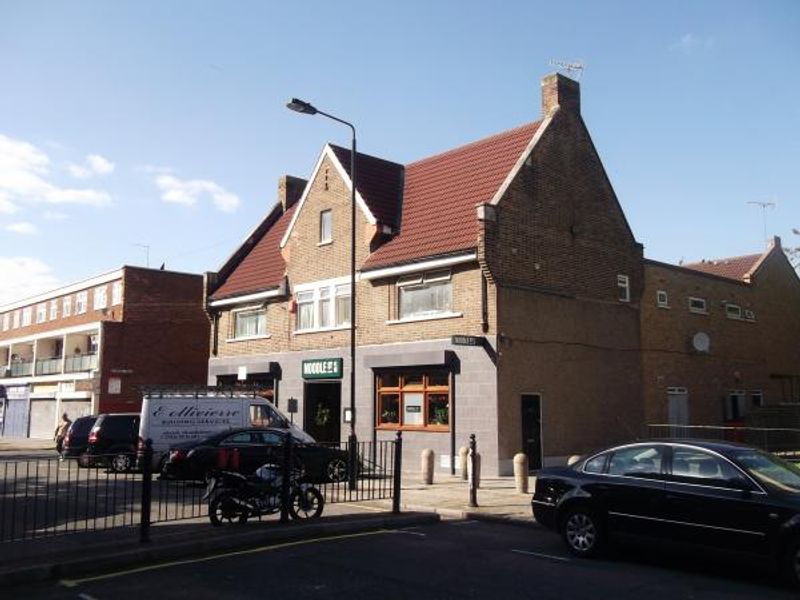 Rose & Crown London E14 taken Sept 2013. (Pub, External). Published on 03-12-2013