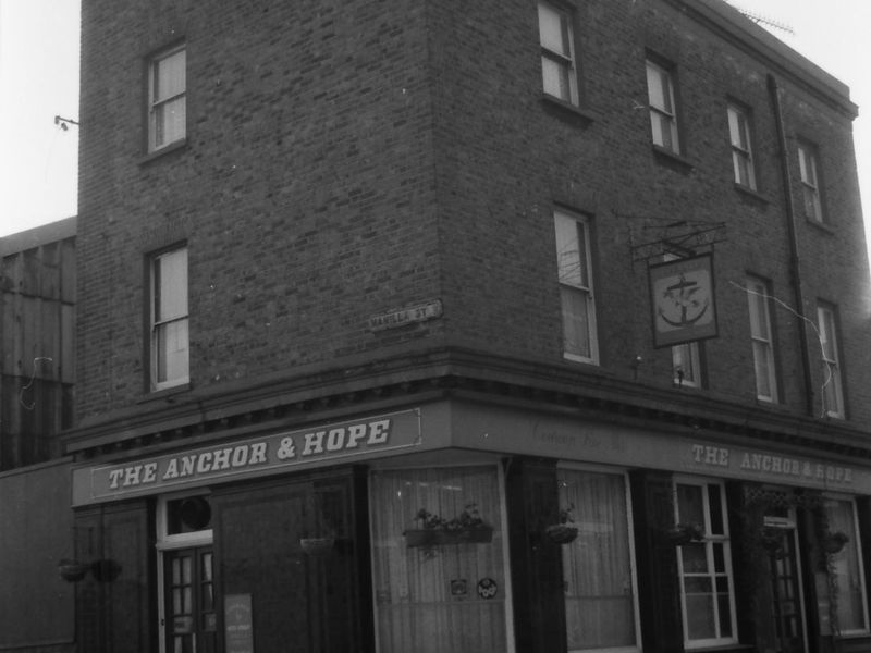 Anchor & Hope London E14 taken 1 Oct 1988.. (Pub, External, Key). Published on 15-11-2018