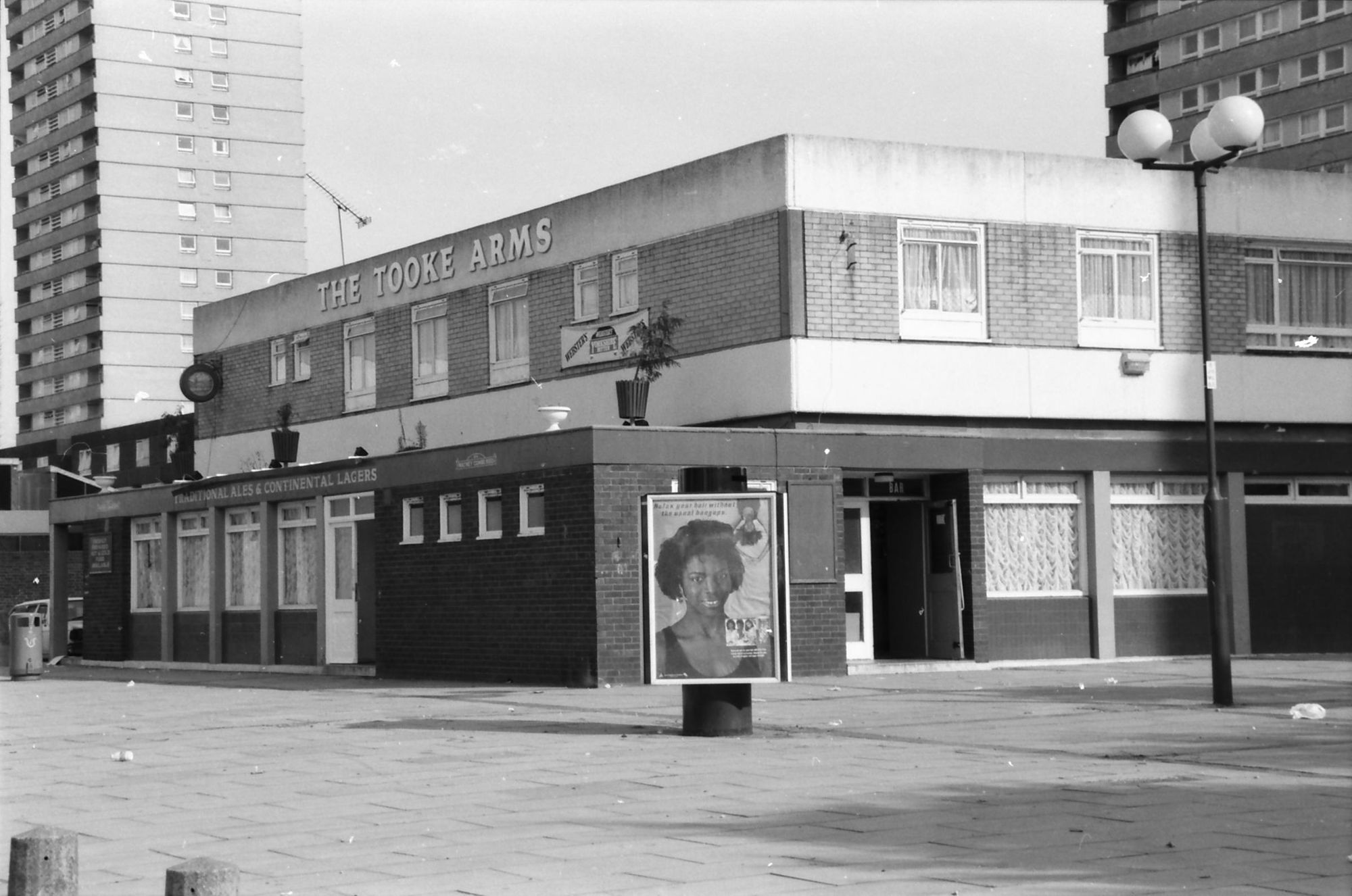 Tooke Arms London E14 taken 1 Oct 1988.. (Pub, External). Published on 15-11-2018