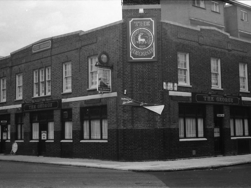 George London E14 taken in May 1986.. (Pub, External). Published on 15-11-2018