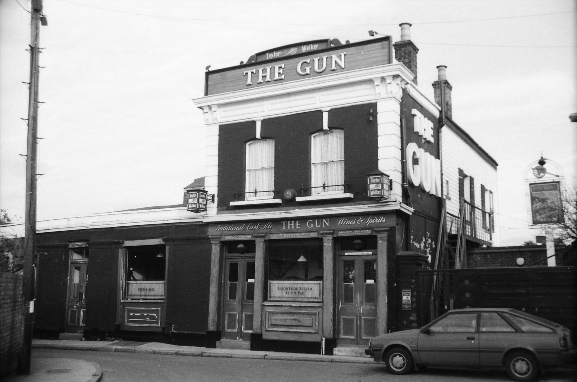 Gun London E14 taken in Feb 1989.. (Pub, External). Published on 15-11-2018