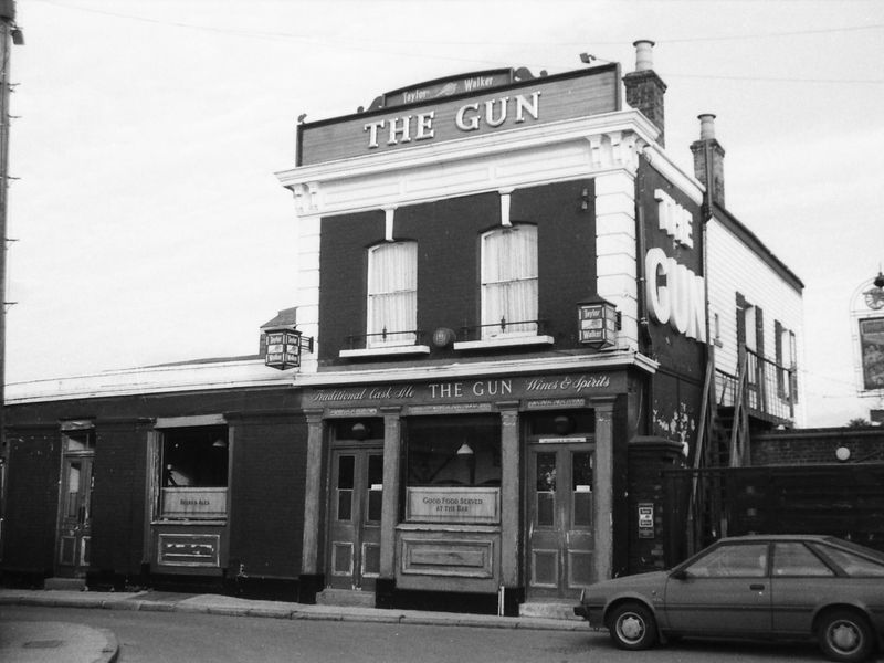 Gun London E14 taken in Feb 1989.. (Pub, External). Published on 15-11-2018 