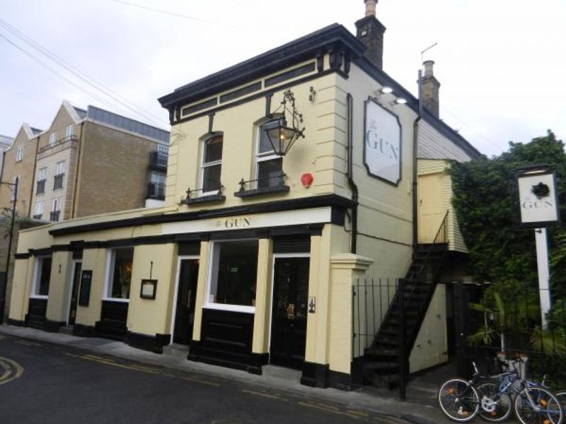 Gun London E14 taken July 2011. (Pub, External). Published on 08-11-2013