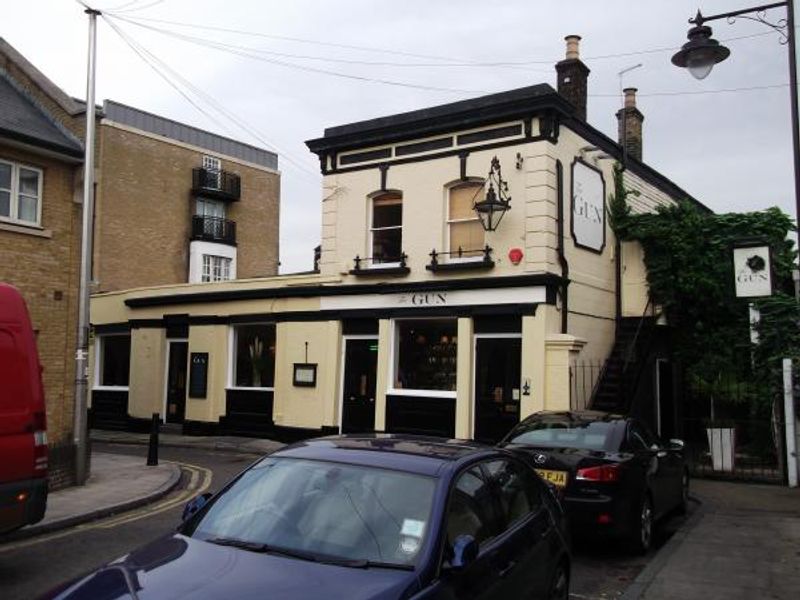 Gun London E14 taken Nov 2013. (Pub, External). Published on 03-12-2013 