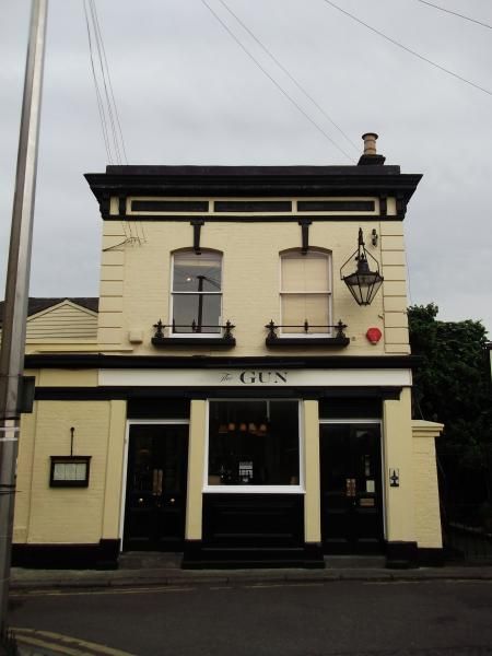 Gun London E14 taken Nov 2013. (Pub, External). Published on 03-12-2013