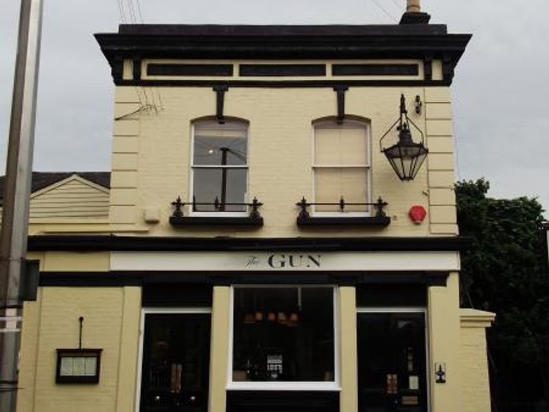 Gun London E14 taken Nov 2013. (Pub, External). Published on 03-12-2013